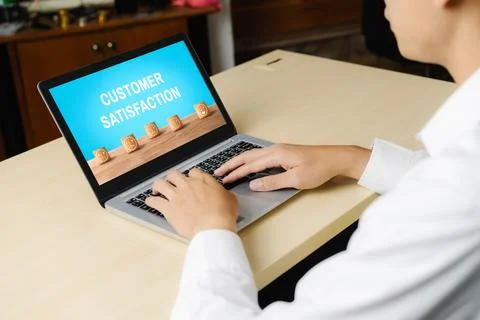 Customer satisfaction and evaluation analysis on modish software computer Foto stock