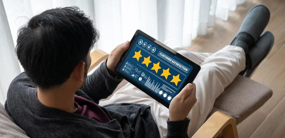 Customer satisfaction and evaluation analysis on modish software computer Foto stock