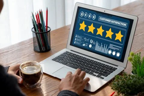 Customer satisfaction and evaluation analysis on modish software computer Foto stock