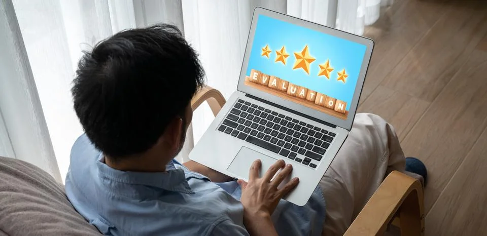 Customer satisfaction and evaluation analysis on modish software computer Foto stock