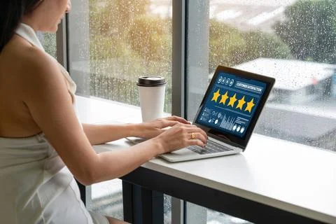 Customer satisfaction and evaluation analysis on modish software computer Foto stock