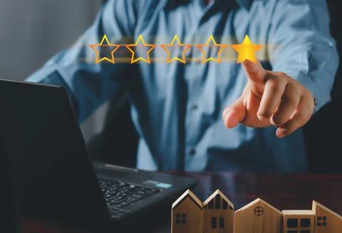 Customer satisfaction concept. hand put the stars to complete five stars. Giv Foto stock
