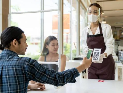 Customer scan online menu from waitress. Asian customer scan QR code onlin... Stockfoto's