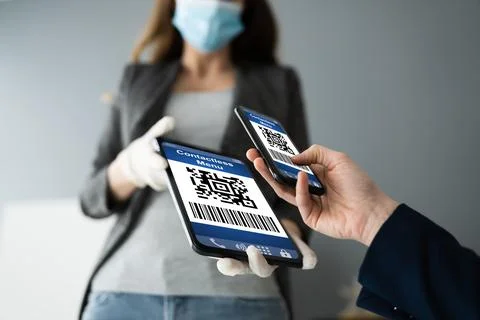 Customer Scanning Online Menu Code With Smartphone 스톡 사진
