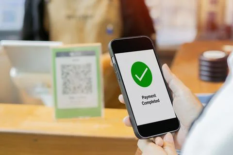 Customer scanning QR code, making a quick and easy contactless payment with.. Stockfoto's