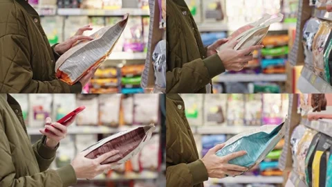 Customer selecting dry pet food, comparing options, reading the label, scanning. Vídeo Stock 319845851