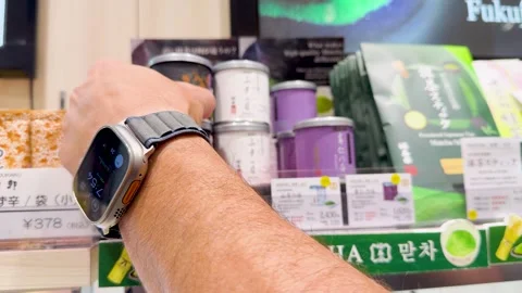 Customer Selecting Matcha Green Tea Powder Tin in Kyoto Souvenir Shop Vídeos de archivo 331765165