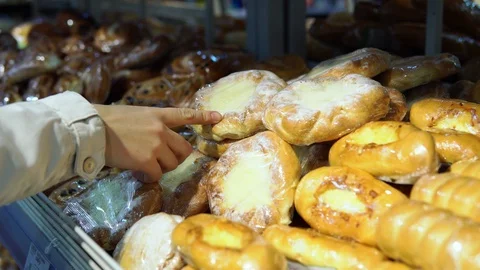 The customer selects a sweet bun in the hypermarket. Stock Footage 90311144