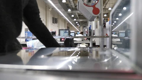 Customer at the self checkout machine Vidéo 86190094