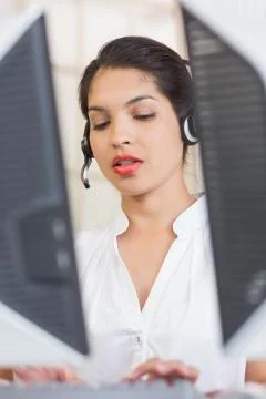 Customer service representative using computer Stockfoto's