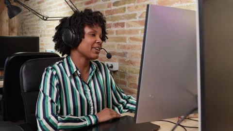 Customer service representative working in slow motion Stock Footage 302635670