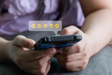 Customer service satisfaction evaluation concept. Man using smartphone and .. Foto stock
