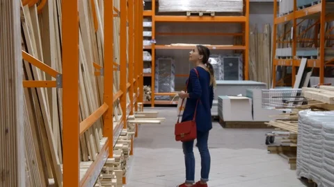The customer stands in front of the shelf in the store Vídeo Stock 91061101