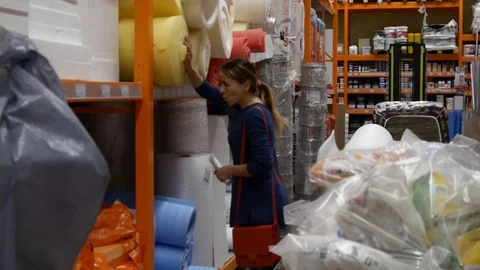 The customer stands in front of the shelf in the store Vídeo Stock 91062143