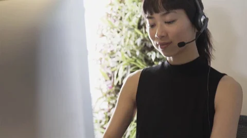 Customer support agent talking on phone Video stock 75186158