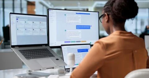 Customer Support Agent Types Quickly Using Intelligent Chatbot Software On La Stock-Fotos