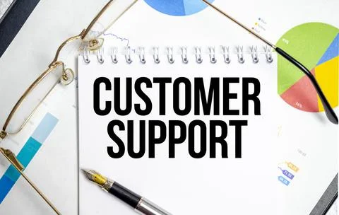 Customer support word on notepad with glasses and chart 库存照片