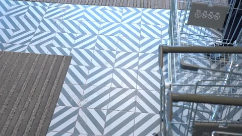 The customer takes a trolley from the row Vidéo 153399952