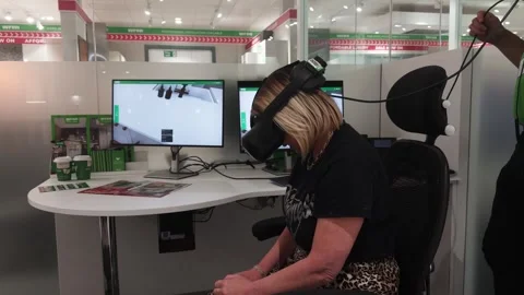 Customer Testing Kitchen VR Design Headset at Wren Kitchens Store 库存影片 335080377