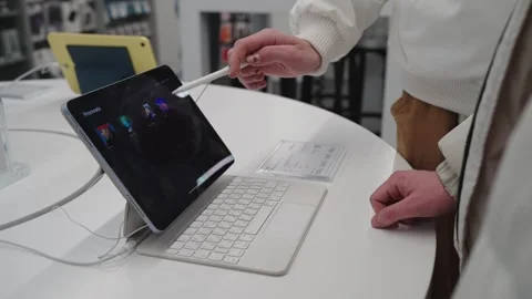 Customer tests a new iPad. Apple store. Minsk, Belarus - february 18, 2024 Vídeos de archivo 265066545