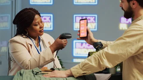 Customer uses mobile loyalty program app 스톡 동영상 244886162