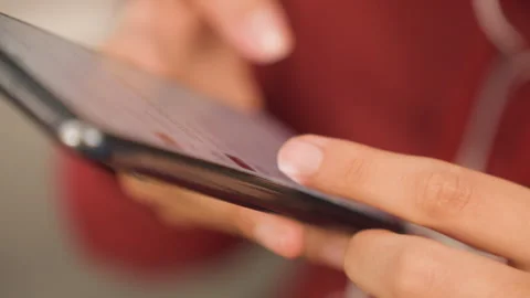 Customer uses secure app to finish order securely on phone. Individual completes 库存影片 330166644