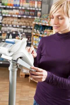 A customer using the keypad on a credit card machine at the supermarket Stock Photos