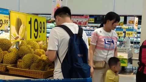 Customers are purchasing durian Vídeos de archivo 287562691