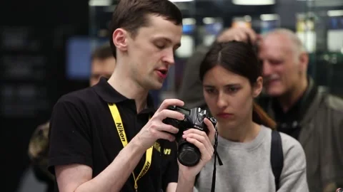 Customers are testing the Nikon camera and lenses 库存影片 88561502