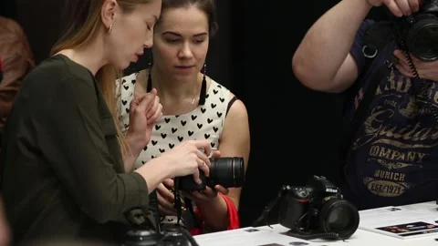 Customers are testing the Nikon camera and lenses 库存影片 88561512