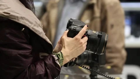 Customers are testing the Nikon camera and lenses 库存影片 90104244