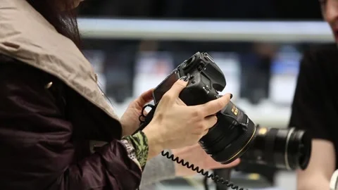 Customers are testing the Nikon camera and lenses 库存影片 90104253