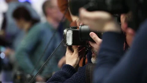 Customers are testing the Nikon camera and lenses 库存影片 90104261