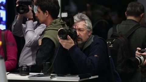 Customers are testing the Nikon camera and lenses 库存影片 90104272