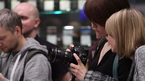 Customers are testing the Nikon camera and lenses 库存影片 90104279