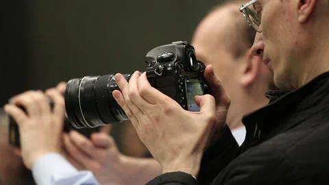 Customers are testing the Nikon camera and lenses 库存影片 90104294