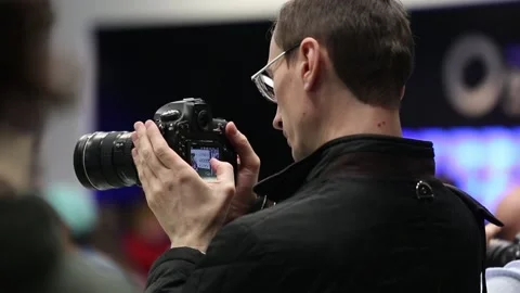 Customers are testing the Nikon camera and lenses 库存影片 90104304