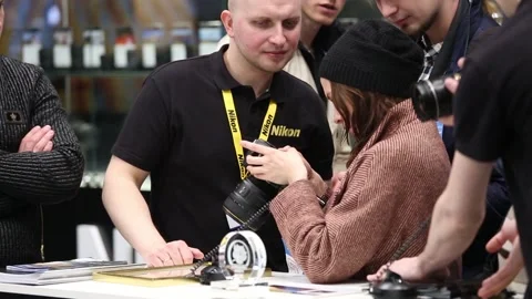 Customers are testing the Nikon camera and lenses 库存影片 90104316