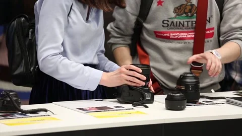 Customers are testing the Nikon camera and lenses 库存影片 90104336