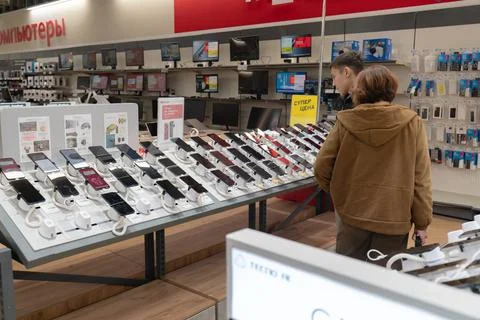 Customers browsing smartphones in an electronics store, Russia. Foto stock