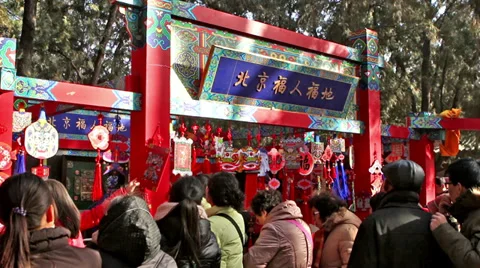 The customers choose decorated stuff at temple fair Vídeos de archivo 35787292