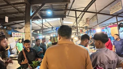 Customers Choosing Fresh Fish at a Crowded Dhaka Market Stock-Footage 343142880