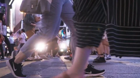 Customers crossing intersection on busy road in central of big asian city. Stock-Footage 106994025