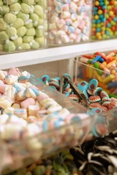 Customers look at different types of candy stored in clear containers in a .. Stockfoto's