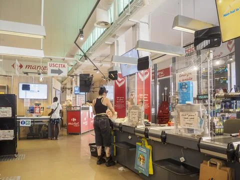 Customers queue at checkouts in a bustling ALDI supermarket located in the 스톡 사진