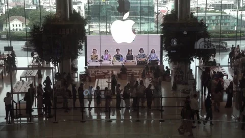 Customers queue to purchase the new iPhone 18 Stockbeeldmateriaal 345889547