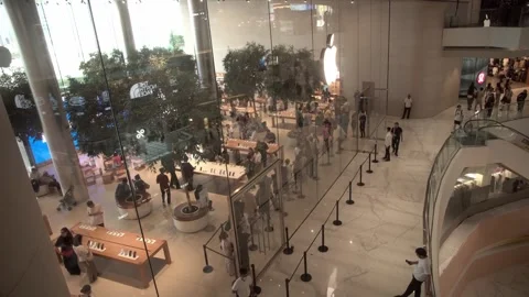Customers queue to purchase the new iPhone 18 Stockbeeldmateriaal 345890169