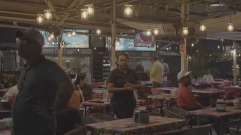 Customers sitting in a café in Panama and a waiter serving them Vidéo 343745308