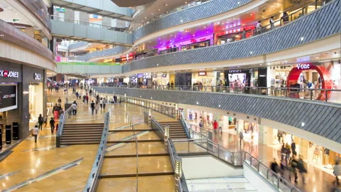 Customers strolling through the mall, time lapse 動画素材 137590409