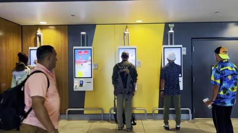 Customers Using Self-Service Ordering Screens - SeaTac Airport - Washington - Vídeos de archivo 345100120